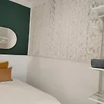 לינה וארוחת בוקר Room27- Center