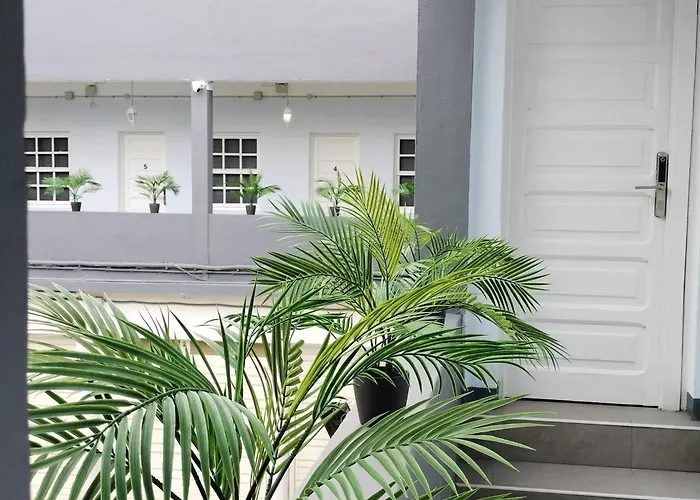 לינה וארוחת בוקר Room27- Center *