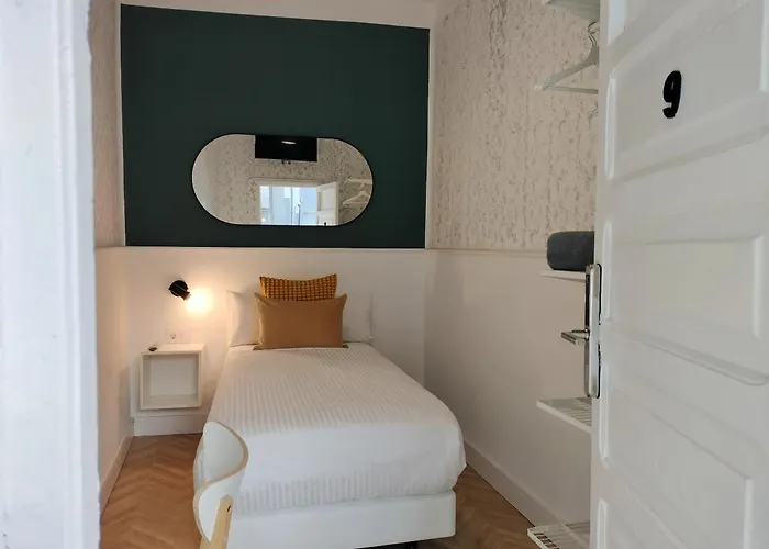 Room27- Center לינה וארוחת בוקר *